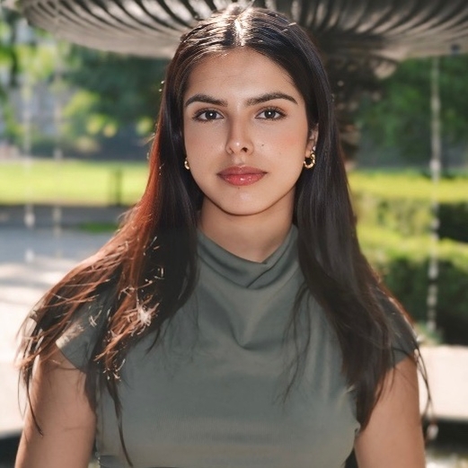 Bipasana in front of a water fountain